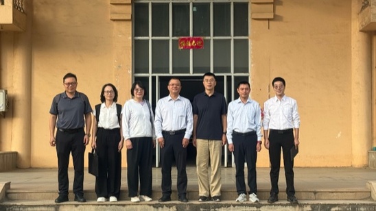 中国驻老挝大使馆公使赵海波考察老挝水泥公司(合影)_副本.jpg