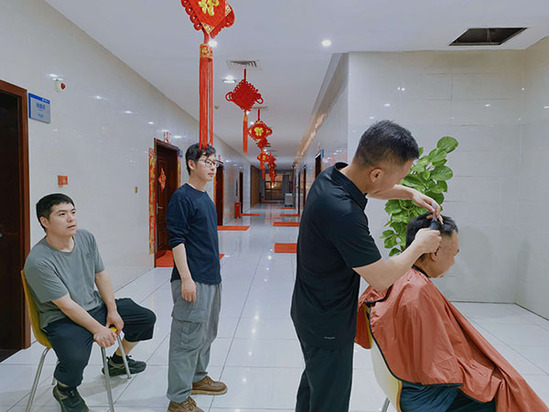 1.在食堂卫生间对面排队理发 拷贝.jpg