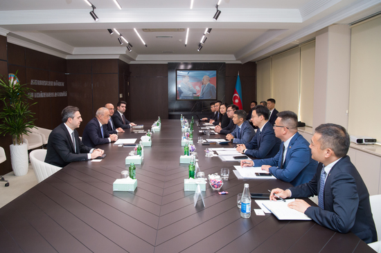 杨天福与水资源署主席扎乌尔·米卡伊洛夫会谈.jpg