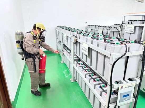 蓄电池爆炸应急演练照片-灭火.jpg